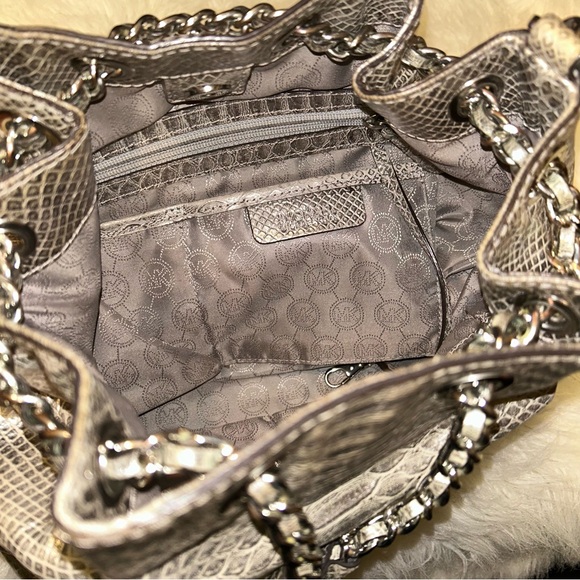 Michael Kors FRANKIE Embossed
Leather Glossy Silver Metallic Python
Bucket Bag - Picture 14 of 16
